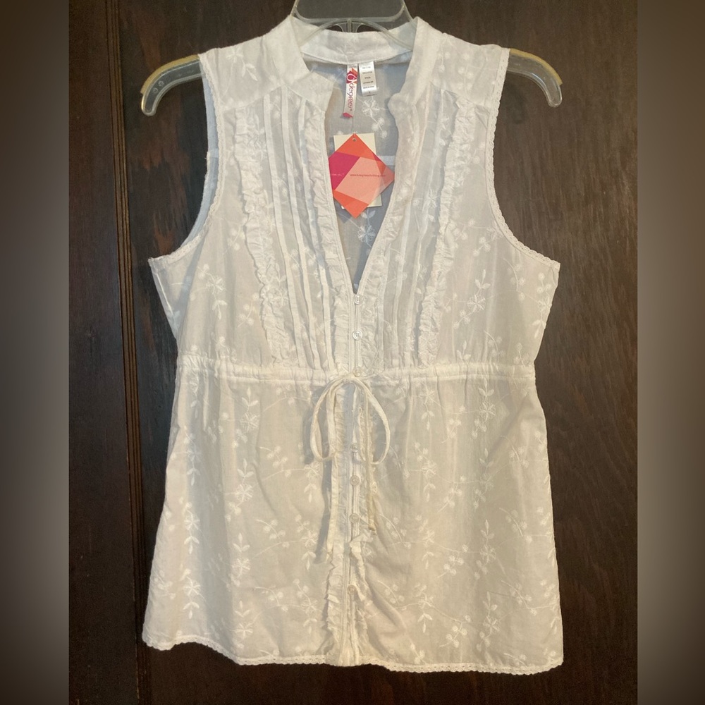 NWT Degrees Sleeveless Embroidered White Top, Size Small